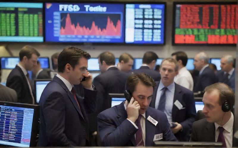 FTSE 100 Slides on US Bank Woes